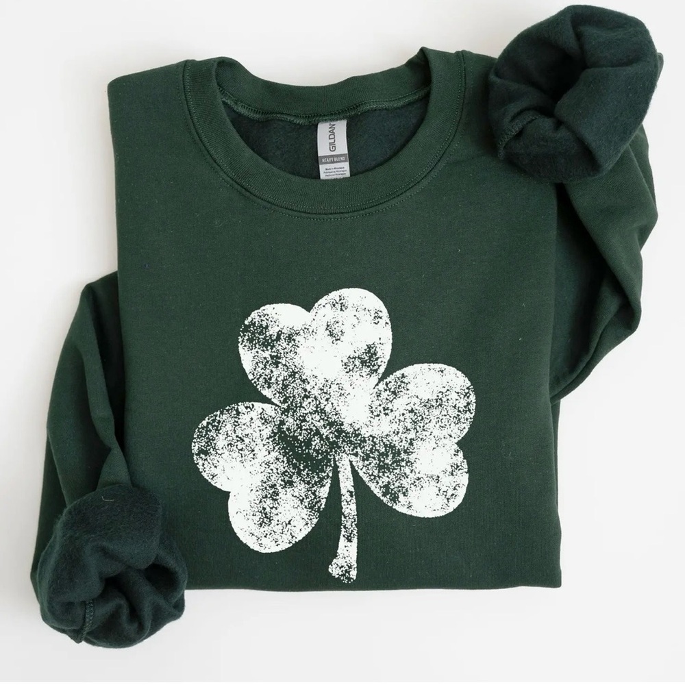 🐿️ ❤️Gildan Dark Green Clover Uni-Sex- Sweatshirt- Boutique-NEW- Multiple Sizes
